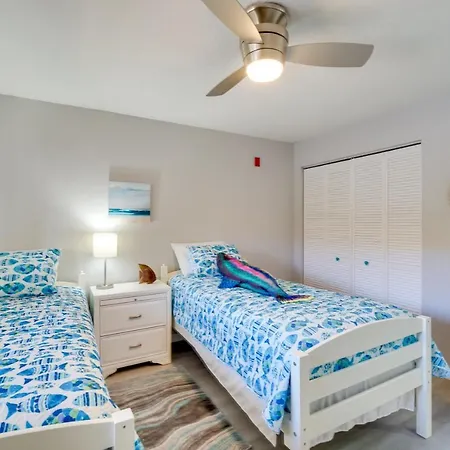 Cocoa Beach Condo With Community Pool And Hot Tub!